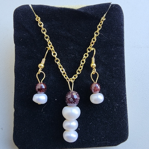 Jewelry - Faux Fresh Water Pearls Set In Goldtone Necklace & Earring Set White Purple Gold